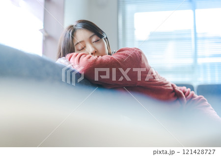 室内の女性ポートレート 室内の女性ポートレート 121428727