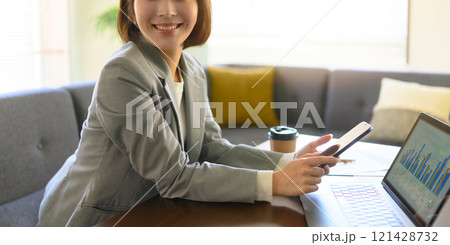 スマートフォンを持った女性の室内ポートレート 121428732