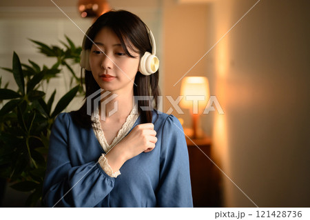 室内の女性ポートレート 室内の女性ポートレート 121428736