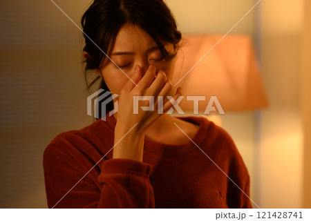 室内の女性ポートレート 121428741