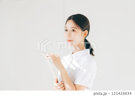 笑顔の看護師 121428834