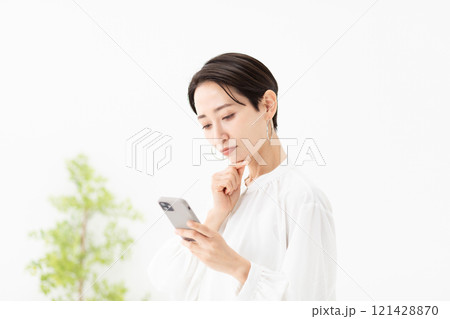 スマホを操作する女性イメージ　(写真素材) 121428870