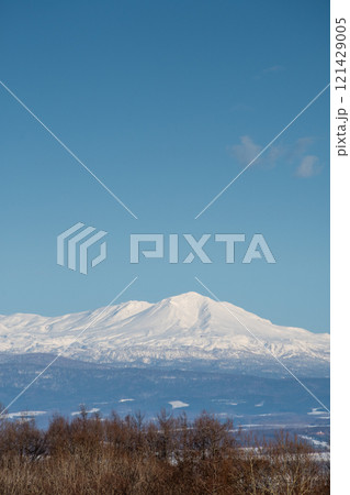 冬の澄んだ青空と雪山 大雪山連峰 冬の澄んだ青空と雪山 大雪山連峰 121429005