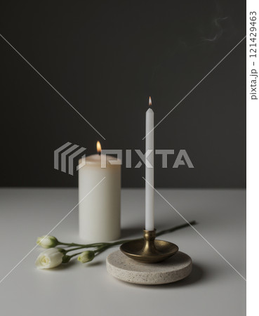 蝋燭のほのかな灯りと添えられた白い供花 薄暗い祈りの空間イメージ 蝋燭のほのかな灯りと添えられた白い供花 薄暗い祈りの空間イメージ 121429463