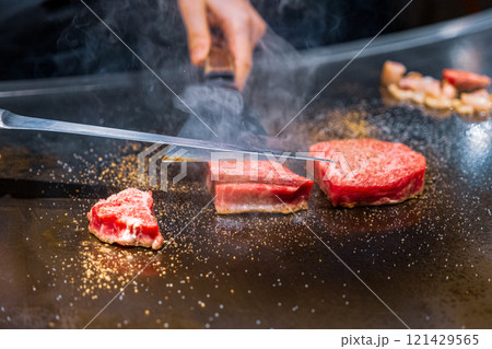 【#鉄板焼】ステーキ肉を焼くシェフの手元 【#鉄板焼】ステーキ肉を焼くシェフの手元 121429565