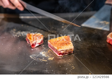 【#鉄板焼】ステーキ肉を焼くシェフの手元 【#鉄板焼】ステーキ肉を焼くシェフの手元 121429566