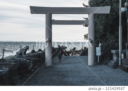 [夫婦岩]きれいな朝日が登る風景 121429587