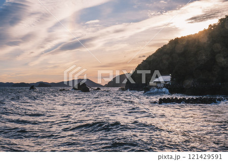 [夫婦岩]きれいな朝日が登る風景 121429591