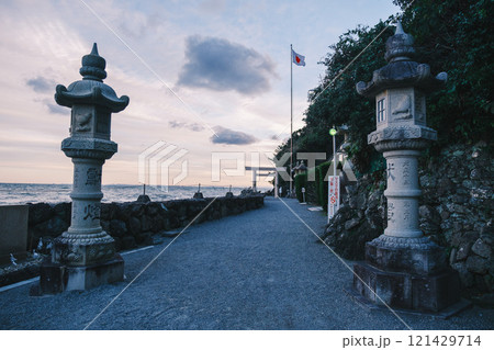 [夫婦岩]縁結びで有名な神社の入口 121429714