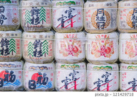 [夫婦岩]酒樽が展示されている 121429718