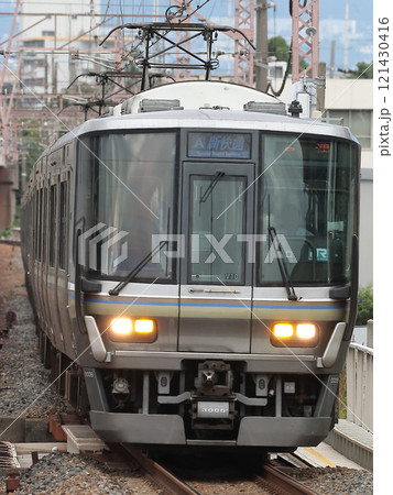 塚本駅を通過する223系新快速草津行き(V10) 塚本駅を通過する223系新快速草津行き(V10) 121430416