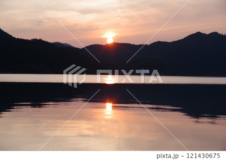 秋田県仙北市　夕暮れの田沢湖　 121430675