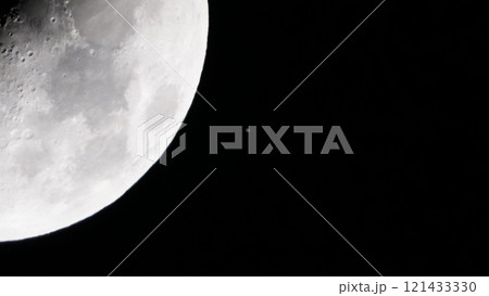 夜空に浮かぶ月に接近した土星 夜空に浮かぶ月に接近した土星 121433330