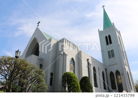 横浜山手地区に建つ白亜のカトリック山手教会 121433799