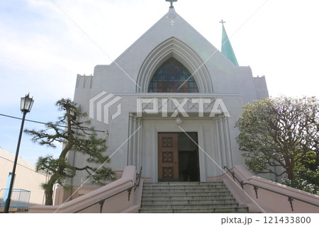 横浜山手地区に建つ白亜のカトリック山手教会 121433800