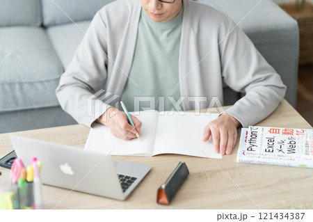 パソコンでリスキリングをする若い男性　顔無し 121434387