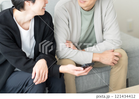 同性愛カップル・多様性・LGBTQカップルのイメージ　顔無し 121434412