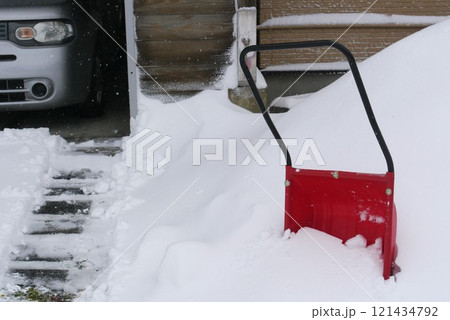雪の季節。朝は寒くて眠くて雪かき大変ですね。でも雪は降る 雪の季節。朝は寒くて眠くて雪かき大変ですね。でも雪は降る 121434792