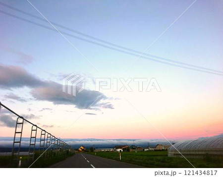 夕暮れの空と道を走る車 夕暮れの空と道を走る車 121434817