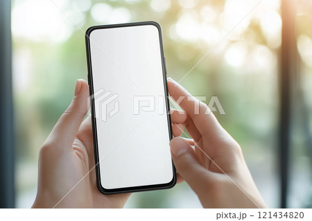 スマートフォンを持つ手のモックアップ 121434820