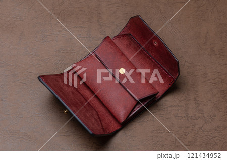 開いた革財布　ワインレッド 121434952