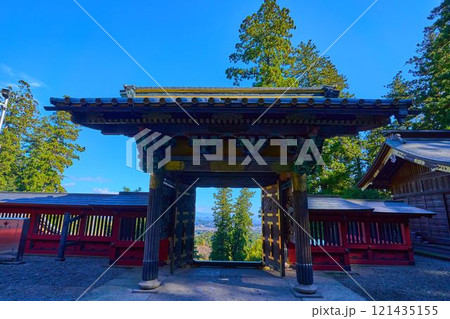 秋の群馬県富岡市の妙義神社の唐門(からもん)を拝殿側から見る 121435155