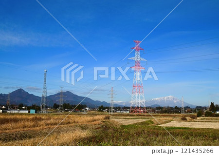 紅白の鉄塔と岩手山 121435266