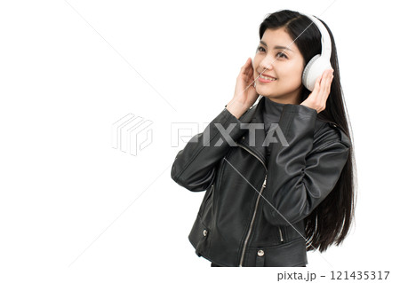 革ジャンを着てヘッドフォンで音楽を聞く若い女性 121435317