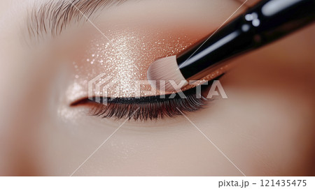 メイクブラシで目元のお化粧をする女性 121435475