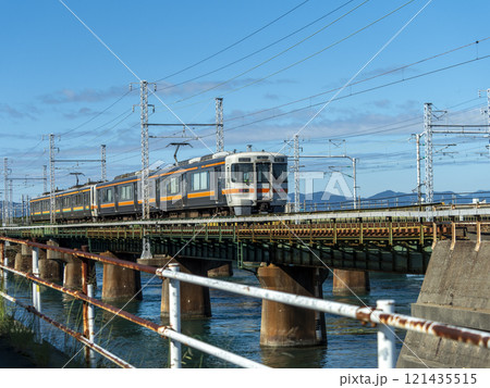 浜名湖弁天島の鉄橋を渡る電車 121435515