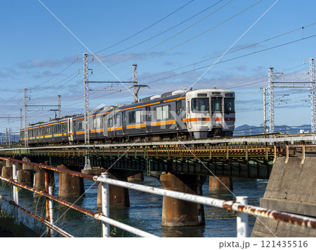 浜名湖弁天島の鉄橋を渡る電車 121435516