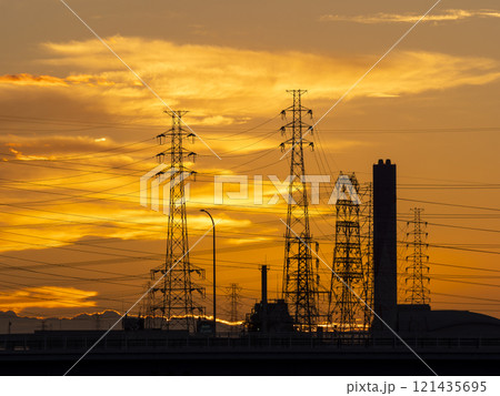 夕焼けの空と送電鉄塔 121435695