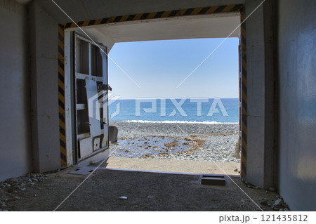 【神奈川県】御幸の浜・海へと続くトンネル 121435812
