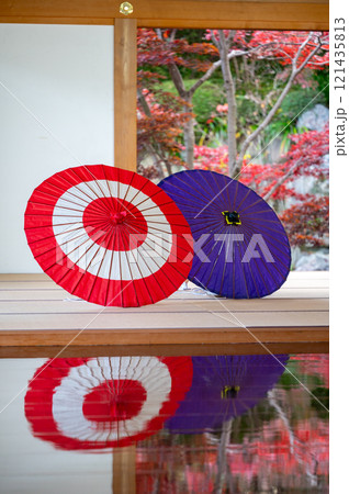 美しく床に映る和傘・番傘 121435813