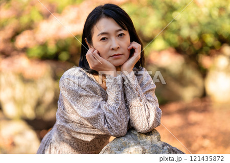 クールなミドル女性 121435872