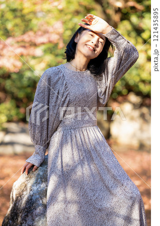 秋の公園で笑顔で一人で立つ女性 秋の公園で笑顔で一人で立つ女性 121435895