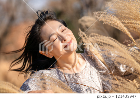 ススキとミドルの女性 121435947