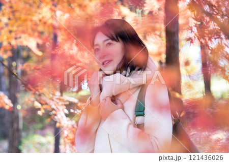 紅葉狩りをするミドルの女性 121436026
