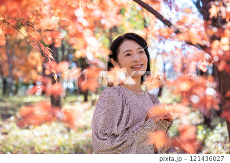 紅葉狩りをするミドルの女性 紅葉狩りをするミドルの女性 121436027
