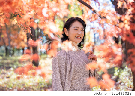 紅葉狩りをするミドルの女性 121436028
