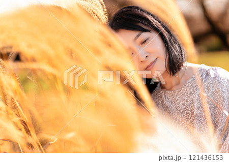 ススキとミドルの女性 121436153