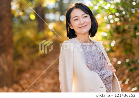 自然豊かな森林公園を散策するミドルの女性 121436252