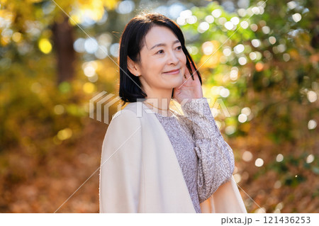 自然豊かな森林公園を散策するミドルの女性 121436253