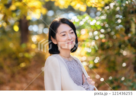 自然豊かな森林公園を散策するミドルの女性 自然豊かな森林公園を散策するミドルの女性 121436255