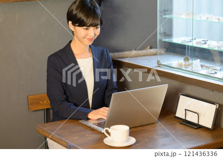 カフェでパソコンを見る女性　 121436336