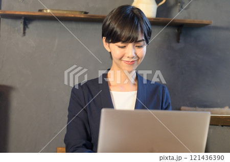 カフェでパソコンを見る女性 カフェでパソコンを見る女性 121436390