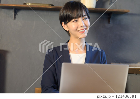 カフェでパソコンを見る女性　 121436391