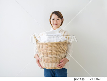 洗濯物を持つ女性　白背景 121436768