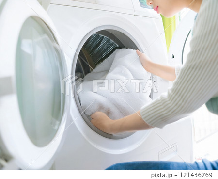 洗濯をする女性　ドラム式 121436769