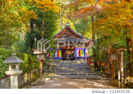 秋の京都　大田神社　紅葉に包まれた拝殿 121437216
